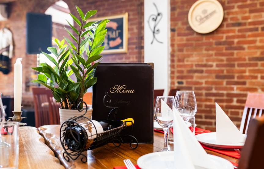 Jelovnik na serviranom stolu restorana Zavicaj Kraljevo