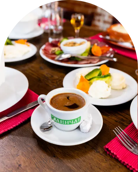 kuvana kafa uz domacu hranu u restoranu Zavicaj Kraljevo