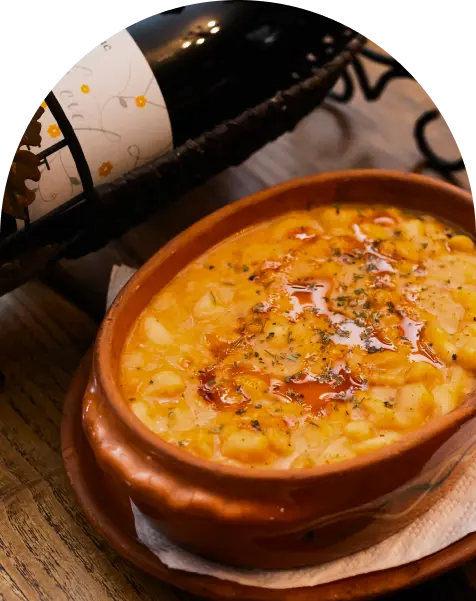 Tradicionalni domaći prebranac serviran u zemljanoj posudi u restoranu Zavičaj u Kraljevu