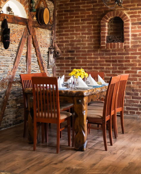 Svečano postavljen sto za porodični ručak u autentičnom ambijentu restorana Zavičaj