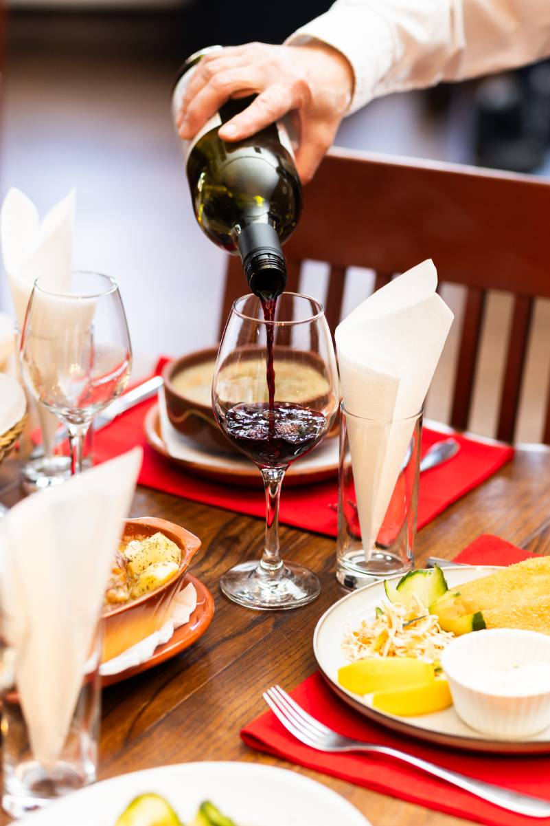 Ljubazno osoblje sipa crno vino u casu gostima restorana Zavicaj Kraljevo