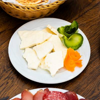 Sjenički sir u restoranu Zavicaj Kraljevo