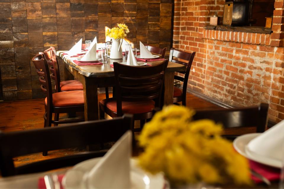 Sto restorana Zavicaj Kraljevo sa svezim cvecem