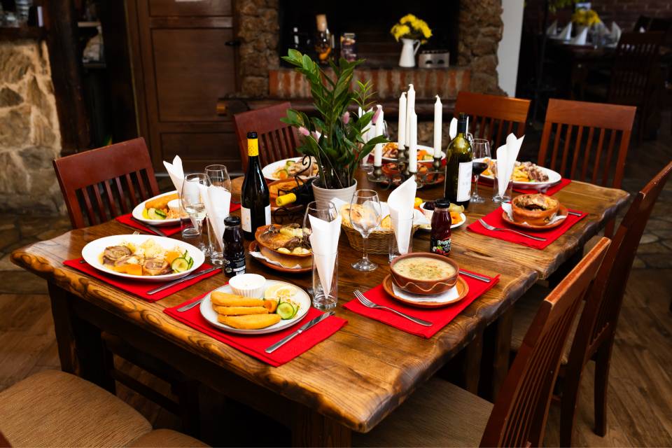 Sto sa hranom u restoranu spreman za grupu gostiju na rucku u restoranu Zavicaj Kraljevo