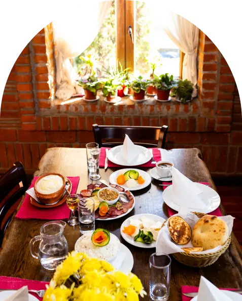 Sto pored prozora serviran za dorucak u restoranu Zavicaj Kraljevo